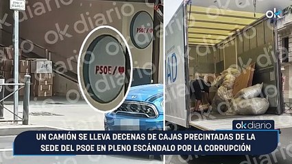 Un camión se lleva decenas de cajas precintadas de la sede del PSOE en pleno escándalo por la corrupción