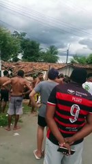 Ipu: motorista perde controle de carro, invade casa e deixa duas pessoas feridas