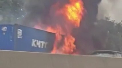 중부고속도로 오창 졸음 쉼터 부근 화물차 화재 / YTN