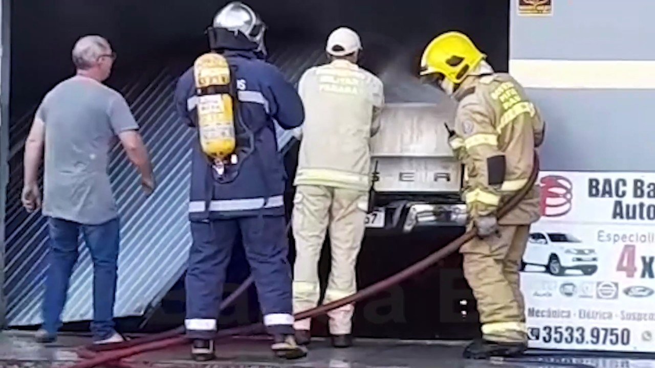 Incêndio atinge oficina mecânica e destrói veículos no Umbará