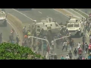 VENEZUELA | Veículo blindado avança contra multidão