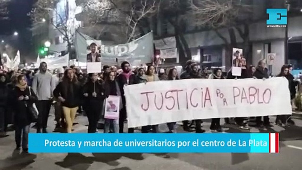 Protesta y marcha de universitarios por el centro de La Plata