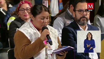 Le regalan a Sheinbaum una carpeta bordada y un licor herbal en 'La Mañanera'