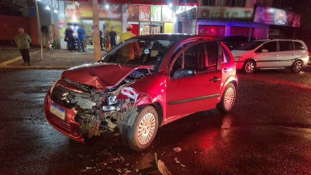 Colisão entre carro e moto deixa casal gravemente ferido no Bairro Pioneiros Catarinenses