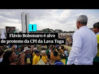 Flávio Bolsonaro é alvo de protesto da CPI da Lava Toga