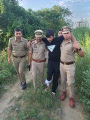 अपहरण और हत्या का आरोपी ने पुलिस पर किया फायर