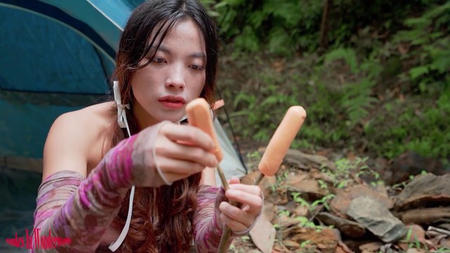 Build a swimming pool at the campsite solo camping in the forest with heavy rain