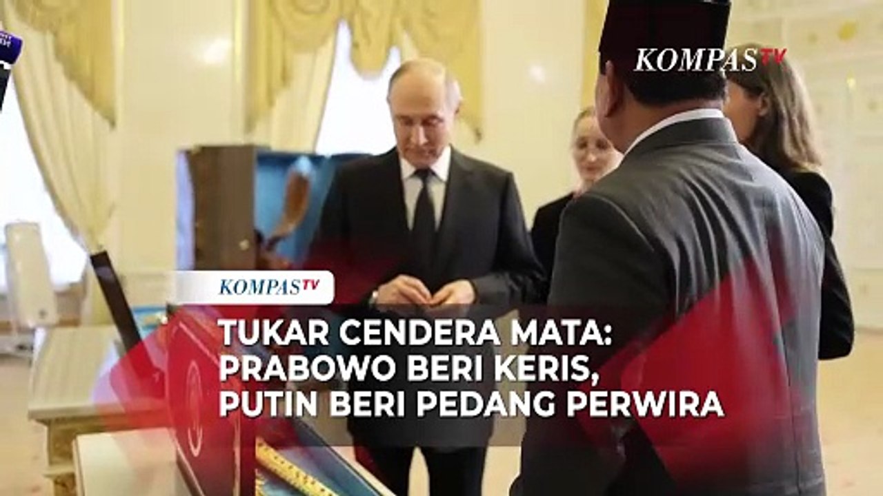 Tawa Putin & Prabowo Saling Tukar Cendera Mata di Rusia, Ada Pedang Perwira-Keris Bali