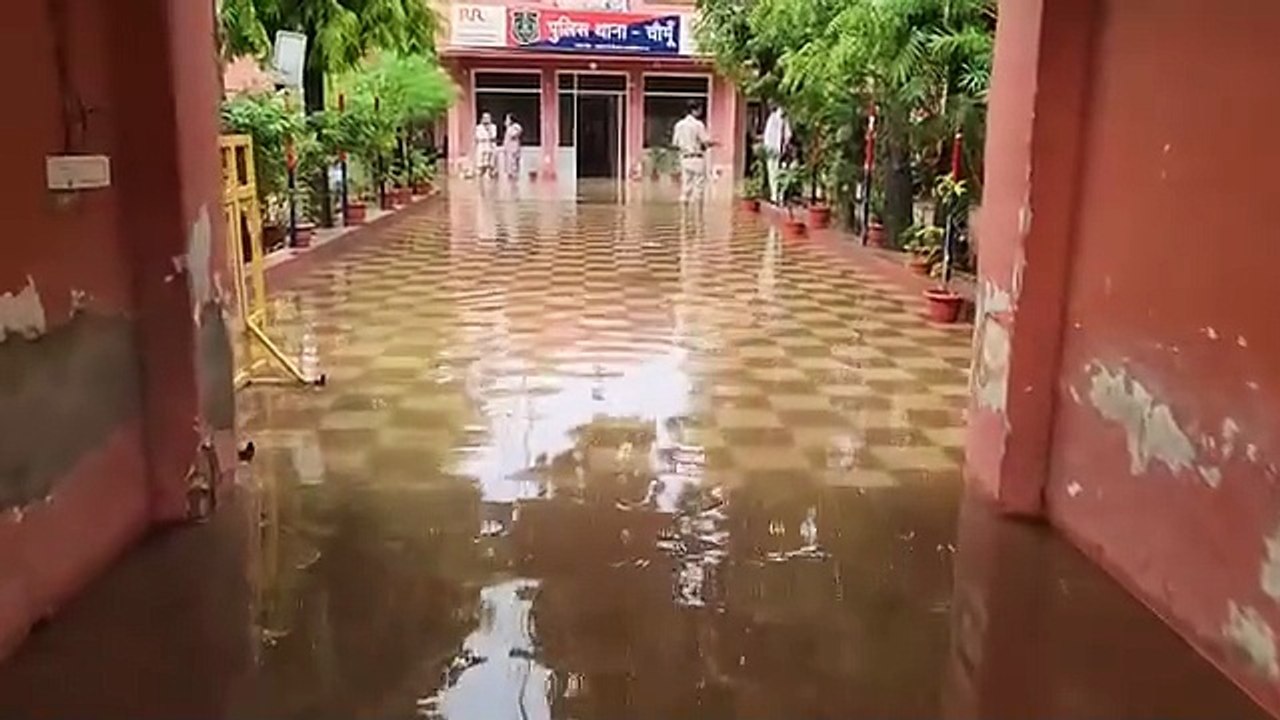 चौमूं थाना पहली ही बारिश से लबालब... घंटों तक नहीं निकला पानी