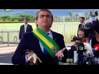 Jornalistas deixam comediante oficial falando sozinho