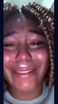Jovem se decepciona com o resultado das tranças do cabelo e chora em salão