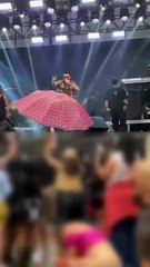 Mulher fica nua durante show e faz necessidades no chão