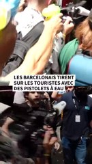 Les Barcelonais tirent sur les touristes avec des pistolets à eau