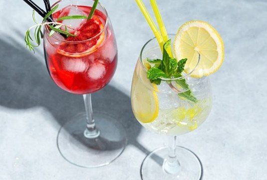 Voici le Martini Bianco spritz, le cocktail parfait pour changer du classique Aperol spritz cet été