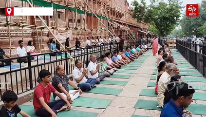 व्यापारियों ने हवा महल के सामने किया योगाभ्यास, पर्यटकों ने कैमरे में किया कैद