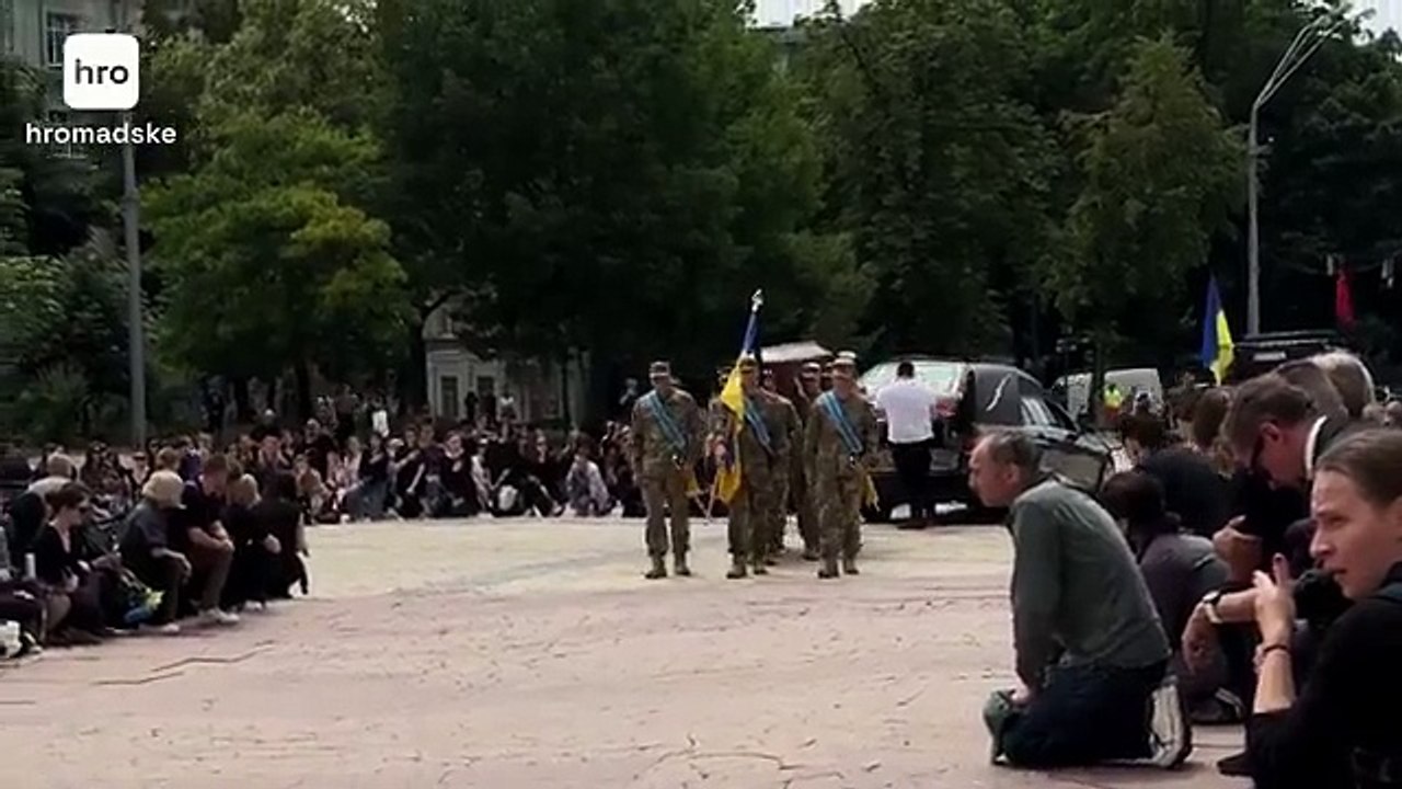 Ukraine: Des centaines de personnes ont participé à Kiev aux funérailles du soldat ukrainien et ancien acteur Youri Felipenko, tué au front à l'âge de 32 ans - VIDEO