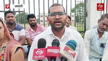 गुस्सा ऐसा की स्कूल में जड़ दिया ताला, मनाने के लिए अफसर को जोड़ने पड़े हाथ