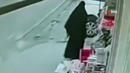 İstanbul'da dehşet anları: Sokak ortasında karısını tekme tokat dövdü!