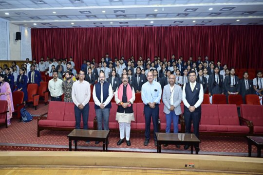 रायपुर मैक कॉलेज 10वीं एवं 12वीं के मेधावी विद्यार्थी हुए समान्नित