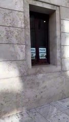 Tapen els cartells contra Mazón dels despatxos de Compromís