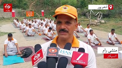 تربیت یافتہ کتا یوگا کرتا دیکھ کر سب دنگ رہ گئے