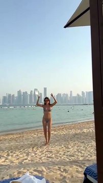 Yüsra Geyik deniz sezonunu yaz tatilindeki denize sıfır dansıyla açtı