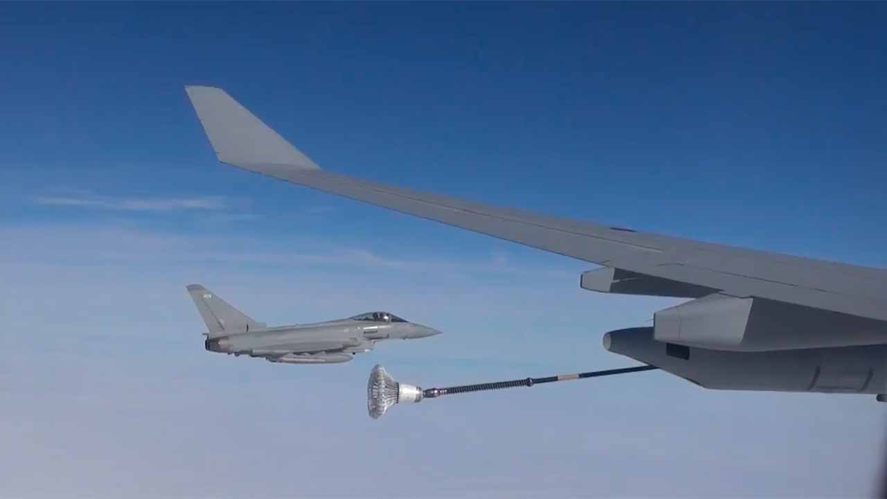 動画：RAFのボイジャーが共同訓練中に英タイフーンと仏ミラージュ2000に空中給油