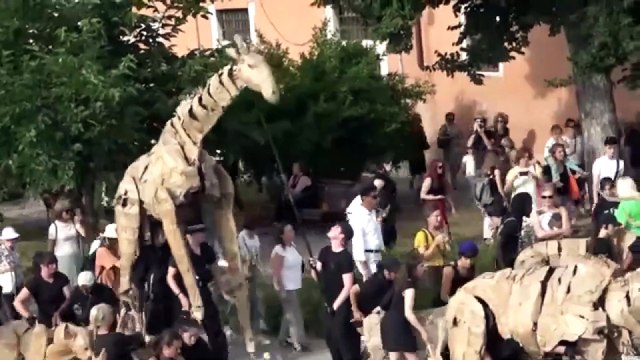 Des marionnettes grandeur nature parcourent les continents pour l'action climatique