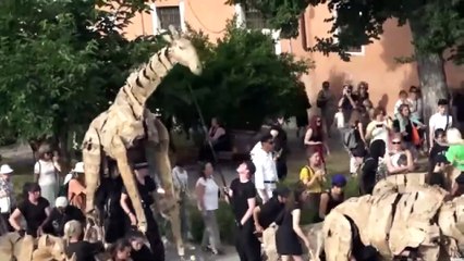 Marionetas em tamanho real desfilam pelos continentes em prol da ação climática