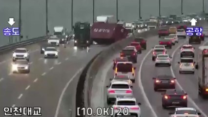 인천대교에 대형 컨테이너 떨어져...교통 정체 '극심' / YTN