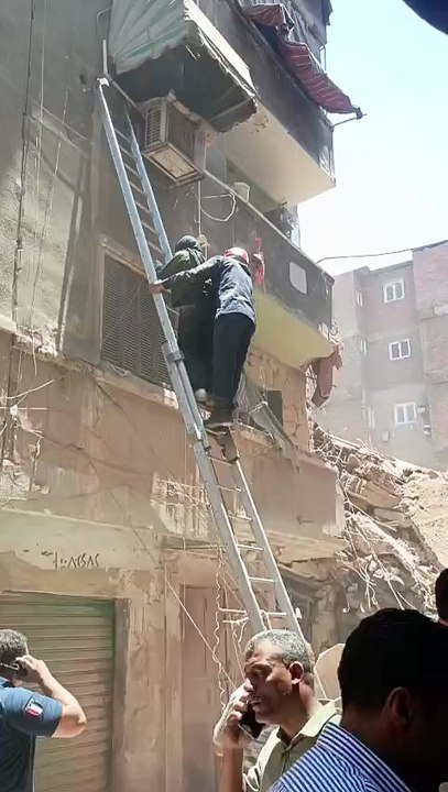 لحظة استخراج فرق الإنقاذ للناجين من عقاري حدائق القبة المنهارين