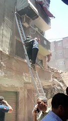 لحظة استخراج فرق الإنقاذ للناجين من عقاري حدائق القبة المنهارين