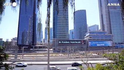 "Finisci il lavoro!", un cartellone a Tel Aviv esorta Trump a intervenire in Iran
