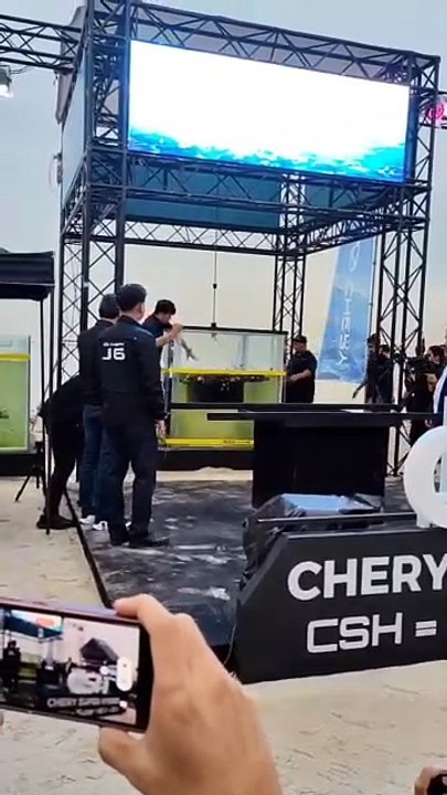 Mobil Chery Tiggo 8 CSH berjalan dengan baterai yang sudah direndam air laut.