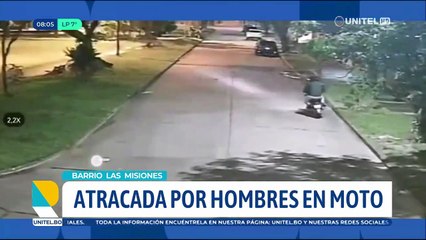 Dos hombres en motocicleta atracan a una joven y le apuntan con una pistola en la cabeza
