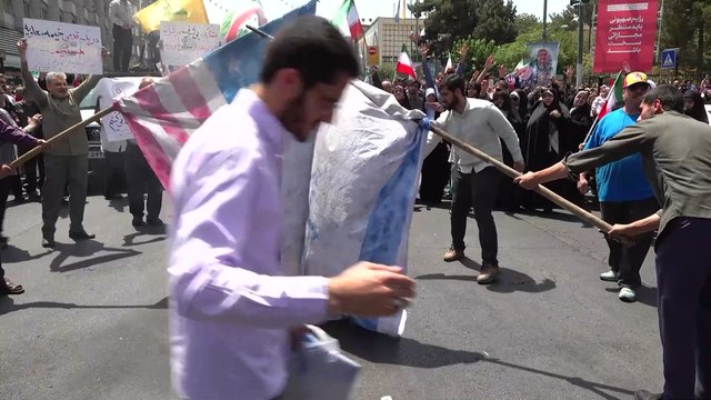 IRANÍES protestan en TEHERÁN y QUEMAN BANDERAS ESTADOUNIDENSES e ISRAELITAS