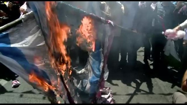 Teheran, migliaia in piazza contro Israele e Usa, bruciate bandiere