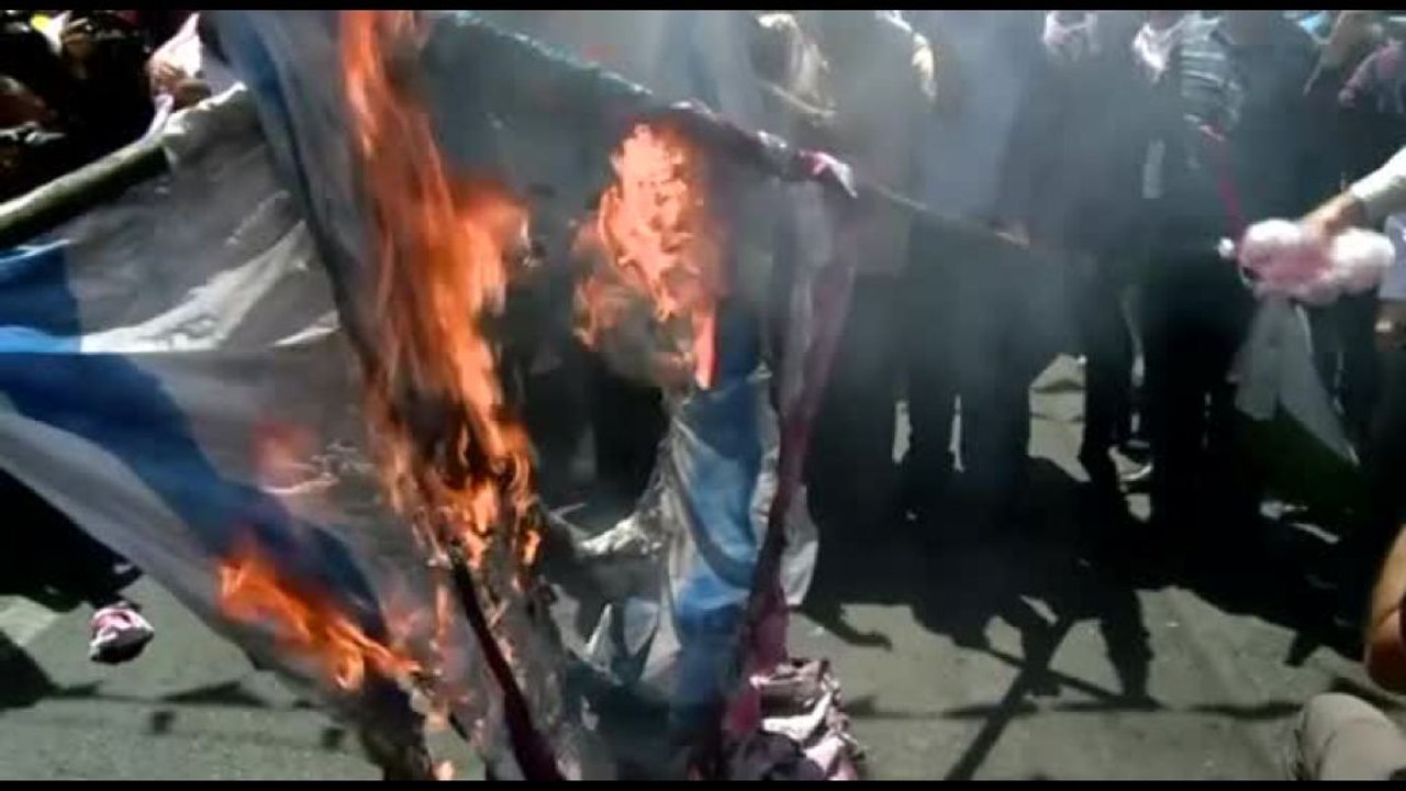 Teheran, migliaia in piazza contro Israele e Usa, bruciate bandiere