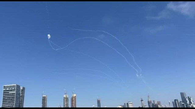 Nuovo attacco dell'Iran su Israele, missili intercettati su Tel Aviv