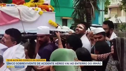 Sobrevivente de acidente aereo na Índia carrega caixão do irmão