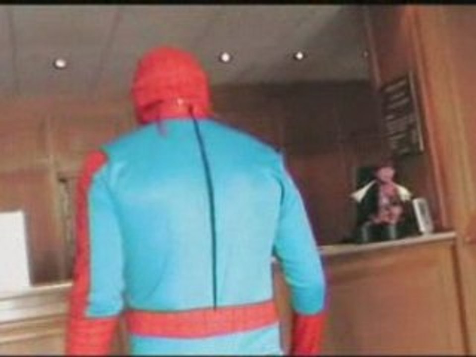 Spimerman et gorille. a l'hotel