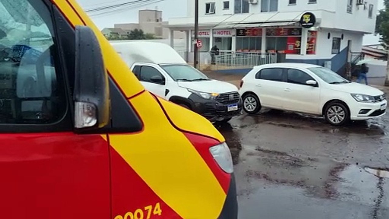 Motociclista é socorrido pelo Siate após acidente de trânsito no bairro Coqueiral