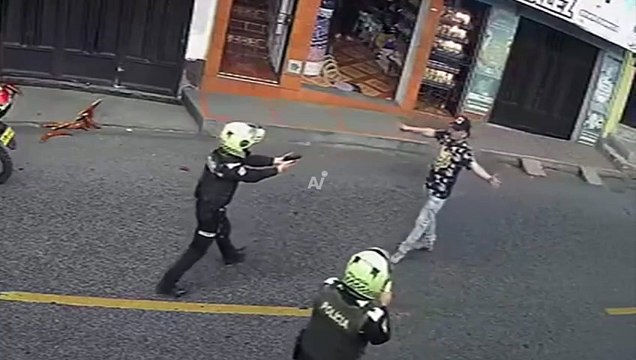 VIDEO: ¡Fueron segundos! Rápida acción policial evitó un feminicidio en Colombia