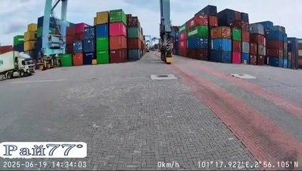 Водитель фуры зазевался и лишился прицепа, который был сбит краном