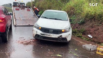 Argo colide contra barranco após rodar na pista da BR-163 em Cascavel