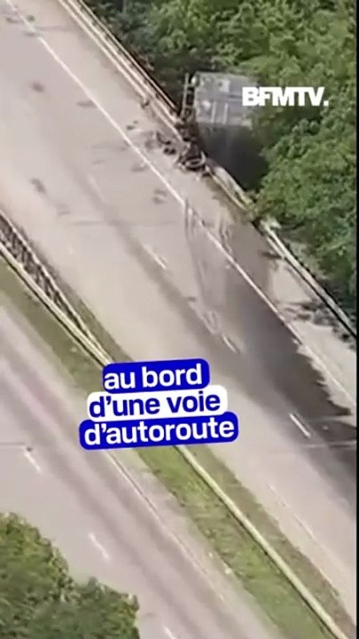 Pennsylvanie: un camion suspendu à un pont après un accident