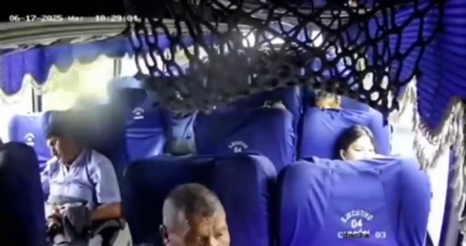 VIDEO: Pasajero pierde ambas piernas en un aparatoso accidente de tránsito en Ecuador