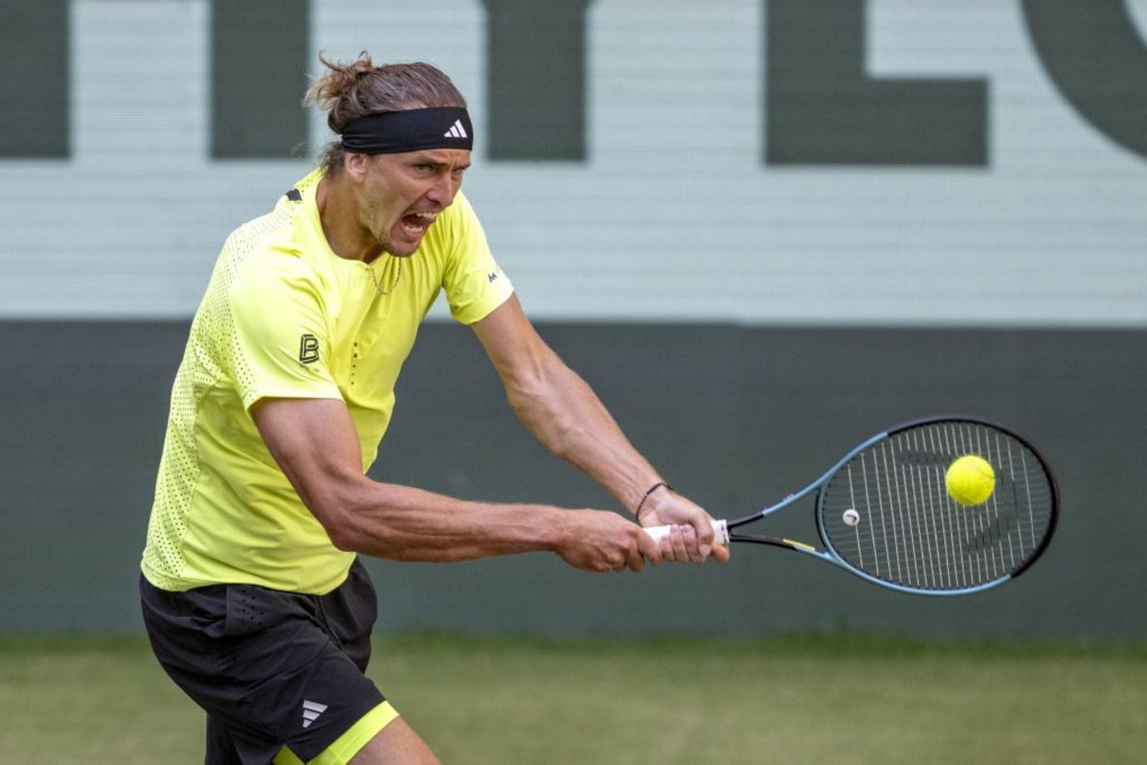 Zverev alcanza las semis de pese a que tuvo que parar por