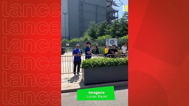 Torcedores do Chelsea filmam festa rubro-negra antes de duelo