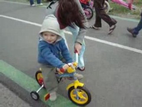 yoan 2 ans premier tour de roues en velo